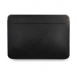 Material PU läder
Präglad logotyp på framsidan