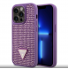 Guess Rhinestones Triangle metalllogofodral för iPhone 15 Pro Lila