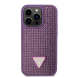 Guess Rhinestones Triangle metalllogofodral för iPhone 15 Pro Lila