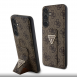 Guess PU Grip Stand 4G Strass Triangle Metal Logo Bakre skal till Samsung Galaxy S24+ Brun