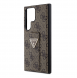 Guess PU Grip Stand 4G Strass Triangle Metal Logo Bakre skal till Samsung Galaxy S24 Ultra Brown