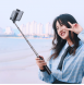 Gömd i selfie-stickhandtaget, bara tre till att byta till stativ.