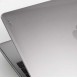 Translucensen bevaras originaldesign MacBook`a med en synlig logotyp