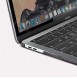 Translucensen bevaras originaldesign MacBook`a med en synlig logotyp