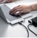 När de använder samtidigt kan Thunderbolt 3-port stödja max 5K @ 60Hz-utgång, HDMI-port kan stödja max 4K @ 30Hz-utgång.